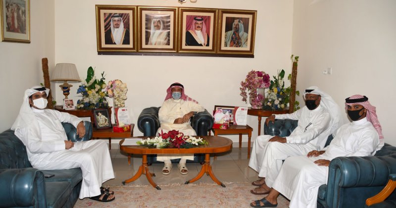 محافظ المحرق يستقبل الكاتب والباحث إبراهيم الدوسري