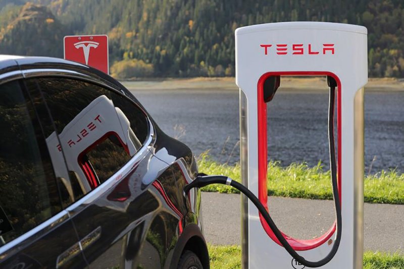 شركة Tesla تسلم نحو 185 ألف سيارة في الربع الأول من 2021