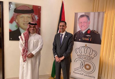 بالصور: السفير المالكي بالشماغ الأردني المهدّب.. تضامن دبلوماسي بحريني مع عمّان