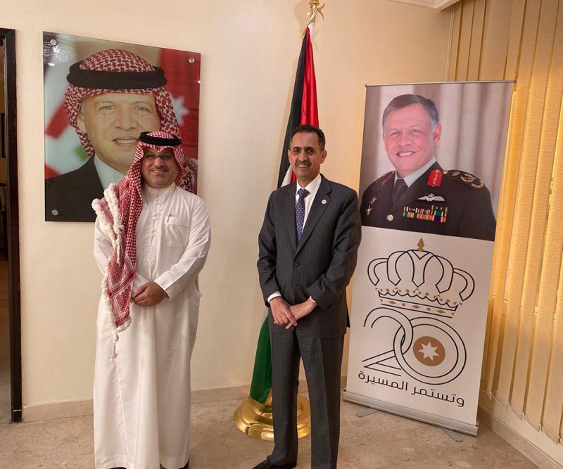 بالصور: السفير المالكي بالشماغ الأردني المهدّب.. تضامن دبلوماسي بحريني مع عمّان