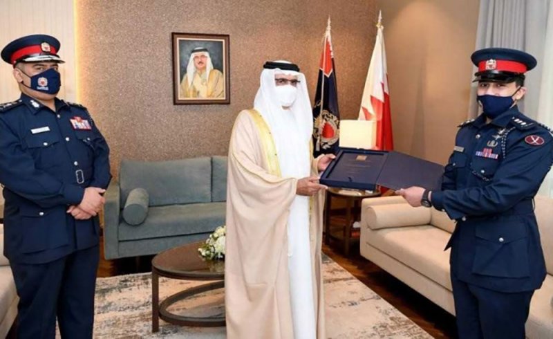 وزير الداخلية يستقبل أحد منتسبي الوزارة بمناسبة حصوله على درجة الماجستير‎
