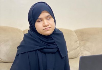 "أسماء" تتحدى الصعاب وتحقق حلمها بتعليم المكفوفين