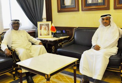 وزير الإسكان يستقبل النائب أحمد الدمستاني