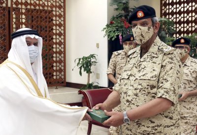 القائد العام يمنح نوط الخدمة الطويلة لعدد من كبار ضباط قوة دفاع البحرين
