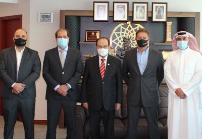 ميرزا يجتمع بمصنع سولار ون وشركة "البحرين الأولى" للعقارات ويطلع على مبادرات دمج الطاقة الشمسية في المشاريع الكبرى