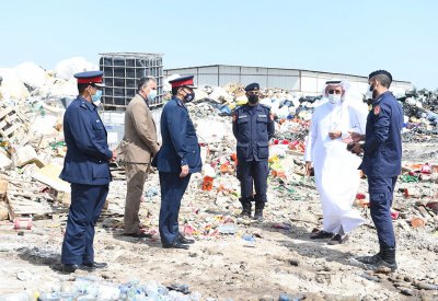 محافظ الشمالية يتفقد آثار الحريق الذي اندلع بمستودع لإعادة تدوير المخلفات في مزرعة بقرية بوري
