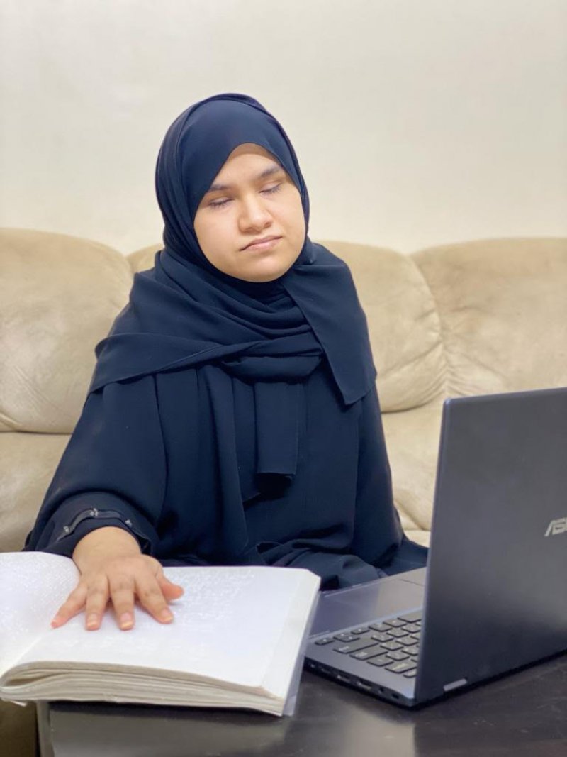 "أسماء" تتحدى الصعاب وتحقق حلمها بتعليم المكفوفين