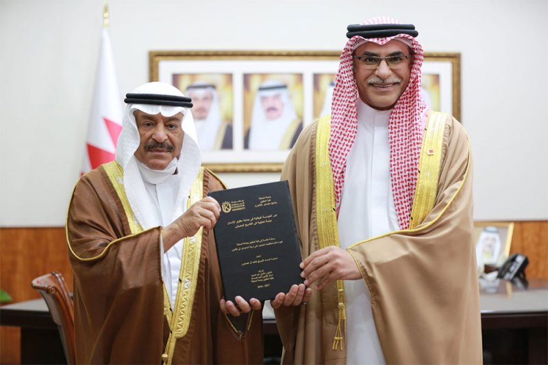 رئيس مجلس الشورى يؤكد أهمية الاستفادة من الدراسات والبحوث القانونية في مجالات التشريع