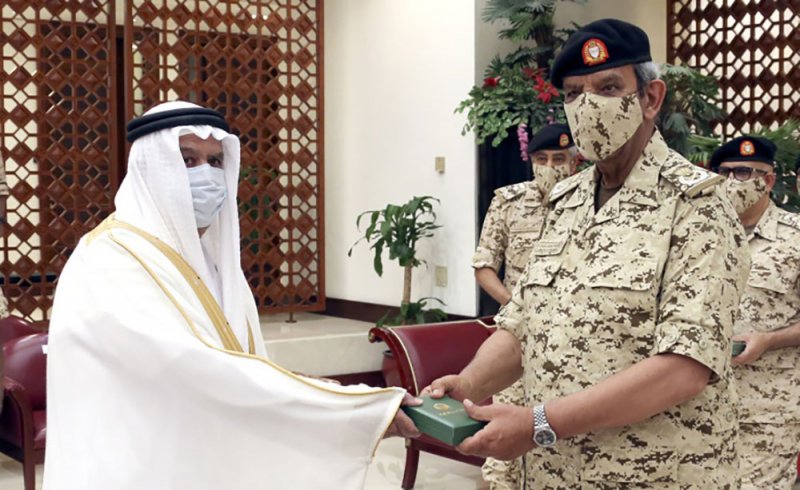 القائد العام يمنح نوط الخدمة الطويلة لعدد من كبار ضباط قوة دفاع البحرين