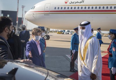 ناصر بن حمد ينقل تحيات وتقدير جلالة الملك وولي العهد رئيس مجلس الوزراء إلى رئيس جمهورية صربيا الصديقة
