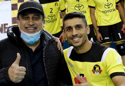 علي حبيب يودع طائرة الأهلي