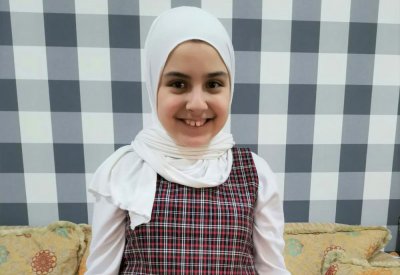 "فاطمة" طالبة ابتدائي تُبدع في تجارب العلوم