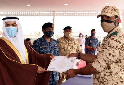 وزير شؤون الدفاع يشهد تخريج دورة المتطوعين الاولى بالقوة الاحتياطية بقوة دفاع البحرين