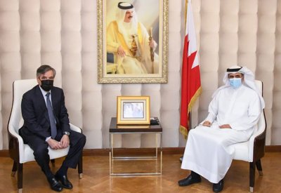 وزير الإعلام يستقبل رئيس الوزراء الفرنسي السابق ويشيد بالتعاون بين البلدين في المجال الإعلامي