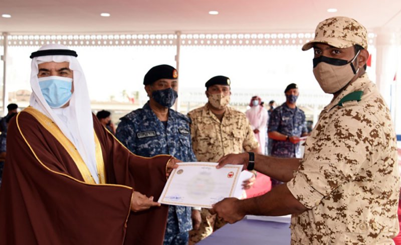 وزير شؤون الدفاع يشهد تخريج دورة المتطوعين الاولى بالقوة الاحتياطية بقوة دفاع البحرين