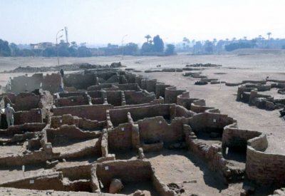 اكتشاف مدينة فرعونية مفقودة تحت الرمل في الأقصر