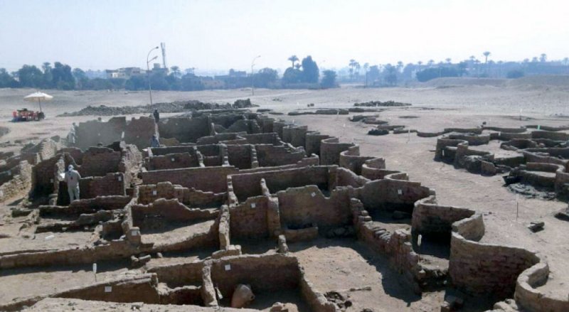 اكتشاف مدينة فرعونية مفقودة تحت الرمل في الأقصر