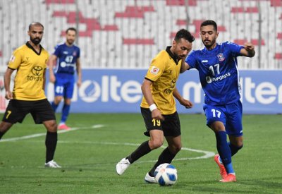 الأهلي يكسب المنامة بثنائية فيصل والصنهاجي