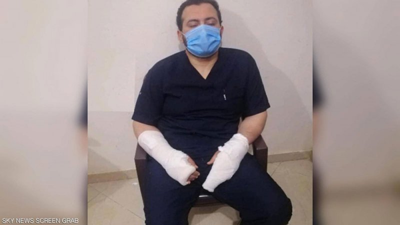 طبيب "مكسور اليدين" يحكي واقعة تتكرر بمستشفيات مصر