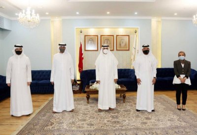 محافظ العاصمة يتسلم 100 قسيمة شرائية للمساعدات الرمضانية من إس تي سي "stc" البحرين