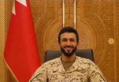 ناصر بن حمد يجري اتصالا مرئيًا مع أفراد الحرس الملكي