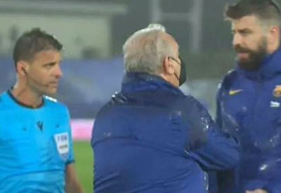 "آس" تكشف الحوار الساخن بين بيكيه ومودريتش وحكم الكلاسيكو