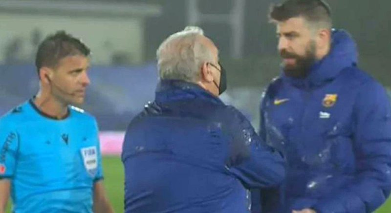 "آس" تكشف الحوار الساخن بين بيكيه ومودريتش وحكم الكلاسيكو