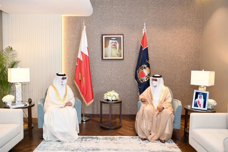 وزير الداخلية يبحث برامج التعاون الأمني خلال استقباله سفير البحرين لدى الولايات المتحدة