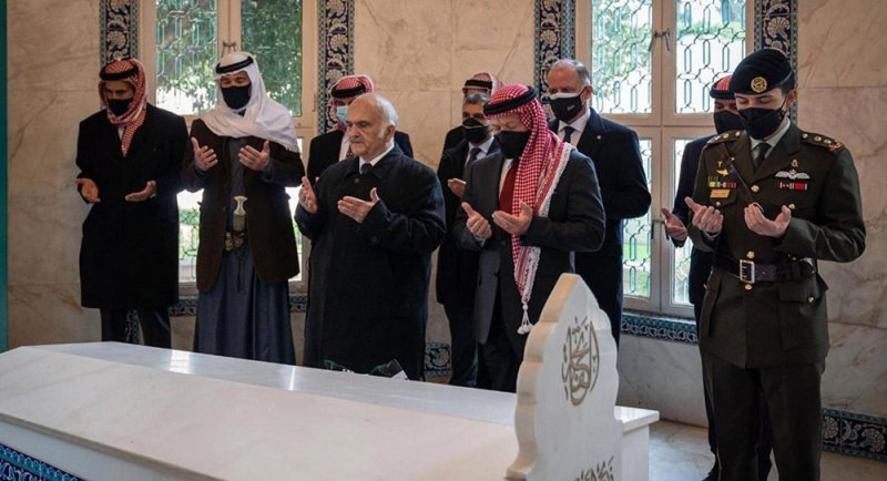 الأمير حمزة يظهر رفقة العاهل الأردني