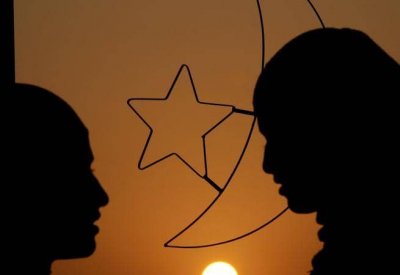 دول عربية تعلن أول أيام رمضان.. وأخرى تتحرى الليلة