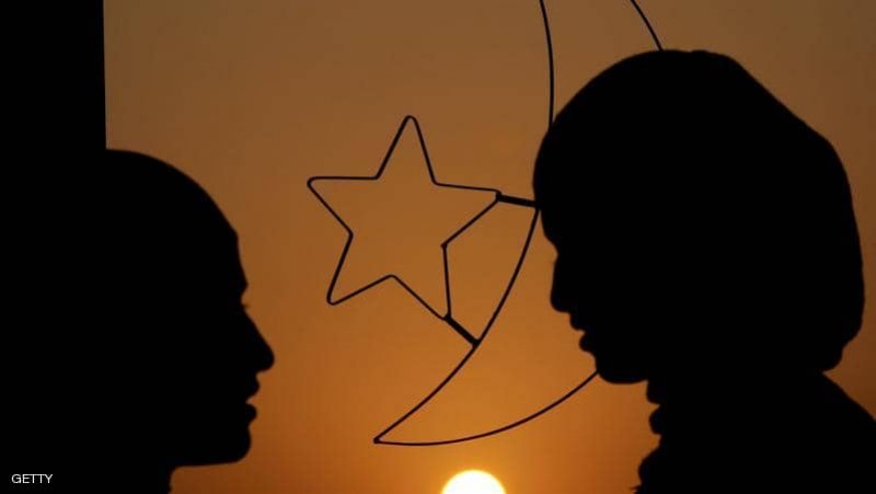 دول عربية تعلن أول أيام رمضان.. وأخرى تتحرى الليلة