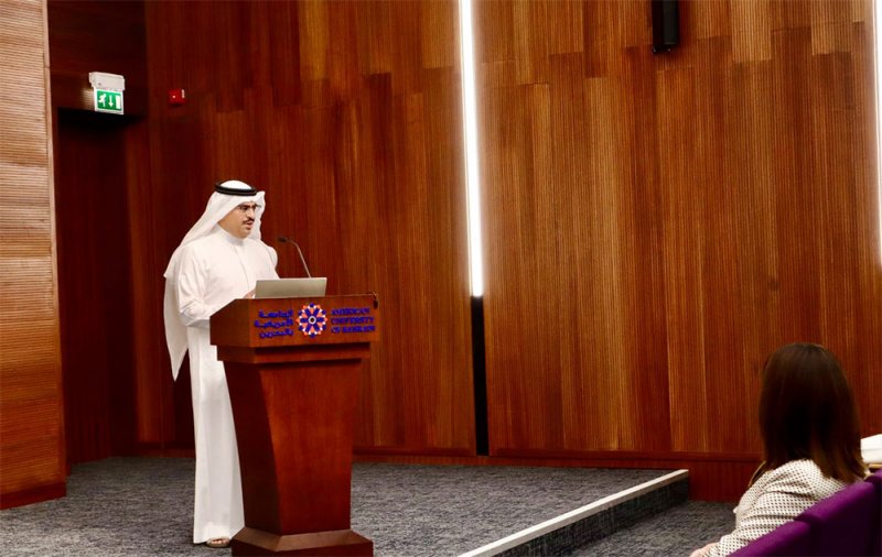 سفير البحرين لدى الولايات المتحدة يزور الجامعة الأمريكية في البحرين