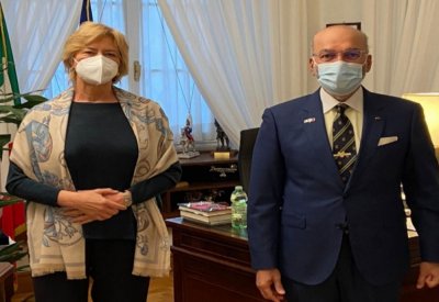 سفير البحرين في روما يجتمع مع رئيسة لجنة الدفاع بمجلس الشيوخ الايطالي