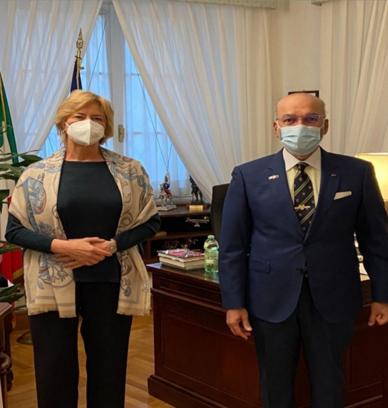 سفير البحرين في روما يجتمع مع رئيسة لجنة الدفاع بمجلس الشيوخ الايطالي