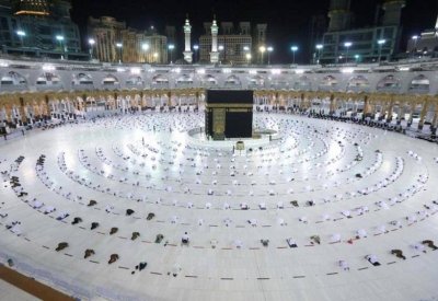 بالصور: محصنون ضد كورونا يؤدون مناسك العمرة