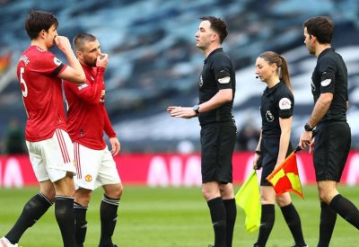 بسبب " السروال".. إيران تقطع بث قمة الدوري الإنجليزي 100 مرة