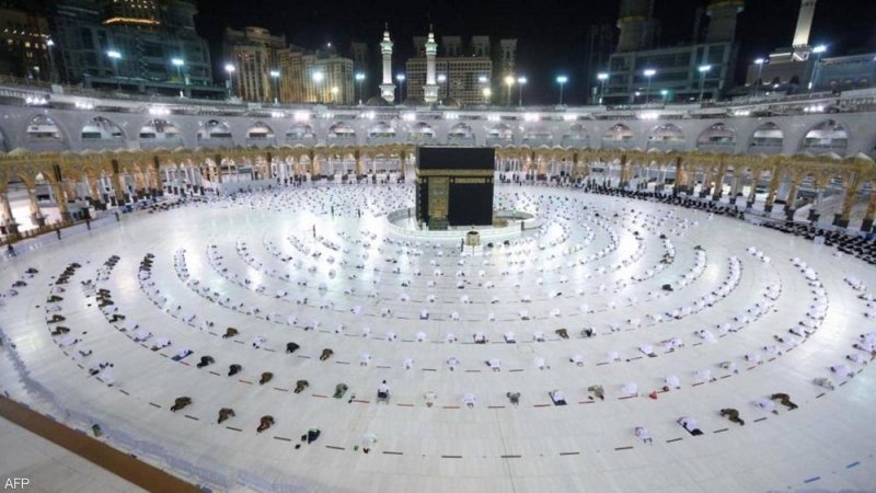 بالصور: محصنون ضد كورونا يؤدون مناسك العمرة