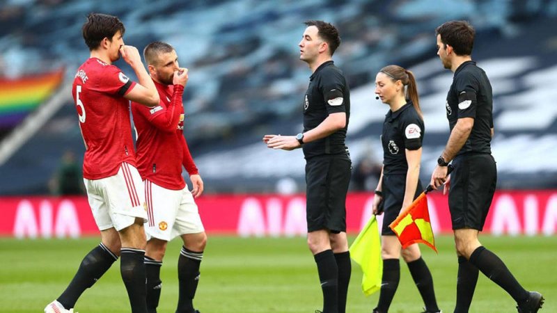 بسبب " السروال".. إيران تقطع بث قمة الدوري الإنجليزي 100 مرة