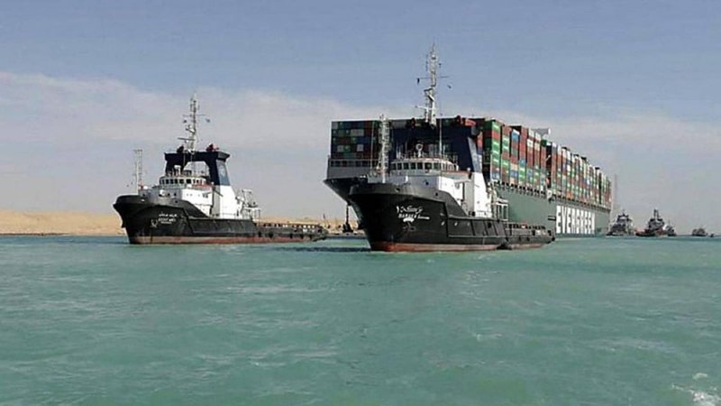 هيئة قناة السويس تسمح لفردين من طاقم "إيفر غيفن" بالعودة