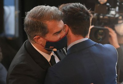 لابورتا يقدم عرضه إلى ميسي.. ويحفزه بنجم "واعد"