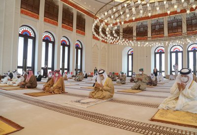 جلالة الملك المفدى يؤدي صلاة الجمعة المباركة بمسجد قصر الصخير