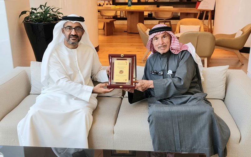 "الفجيرة الثقافية" تكرّم حنظل والقدسي بدرع مسبار الأمل