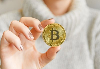 العملة المشفرة بيتكوين تتراجع بنسبة تصل إلى 7.7 بالمئة