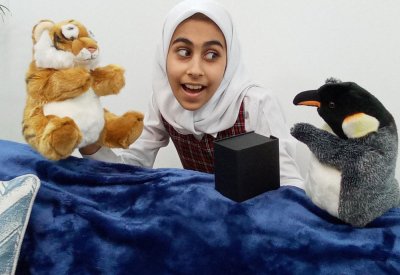 "حوراء" تُبدع في مسرح الدمى وتوظفه في التعليم