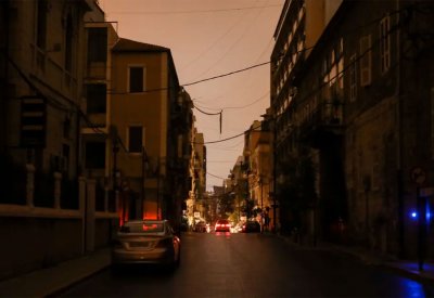 مدينة عربية تتحول من الليالي المضيئة للطرقات المظلمة.. من المسؤول؟