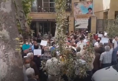 إعلام إيراني: آلاف المتقاعدين يتظاهرون ضد الغلاء والفقر في مدن عدة