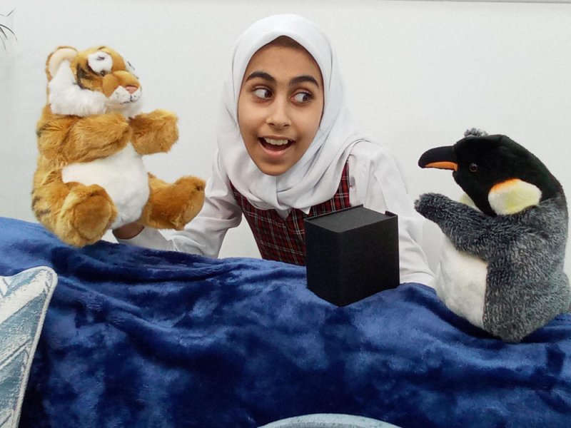 "حوراء" تُبدع في مسرح الدمى وتوظفه في التعليم
