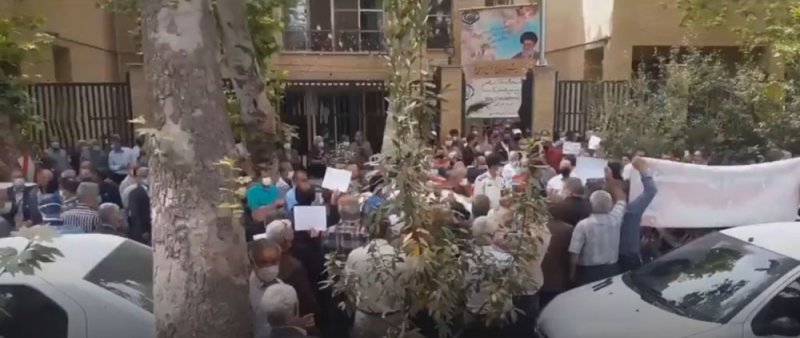 إعلام إيراني: آلاف المتقاعدين يتظاهرون ضد الغلاء والفقر في مدن عدة