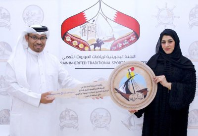 لجنة الموروث تنهي إجراءات تسليم الفائزة بالسيارة الأولى في برنامج السارية