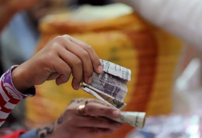 ضريبة جديدة قد تشعل الخلاف بين الحكومة وأصحاب المحال التجارية في مصر